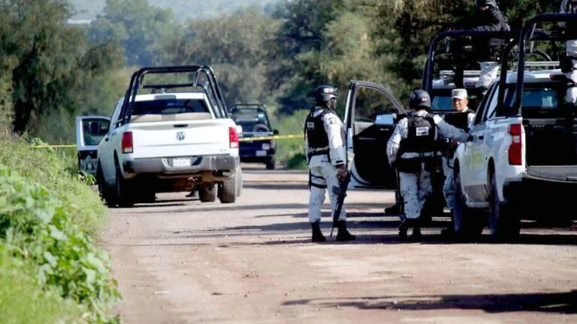 En la carretera que comunica a la comunidad de Tapias de Santa Cruz, en Fresnillo, Zacatecas fueron localizados los cuerpos colgados de cuatro personas.